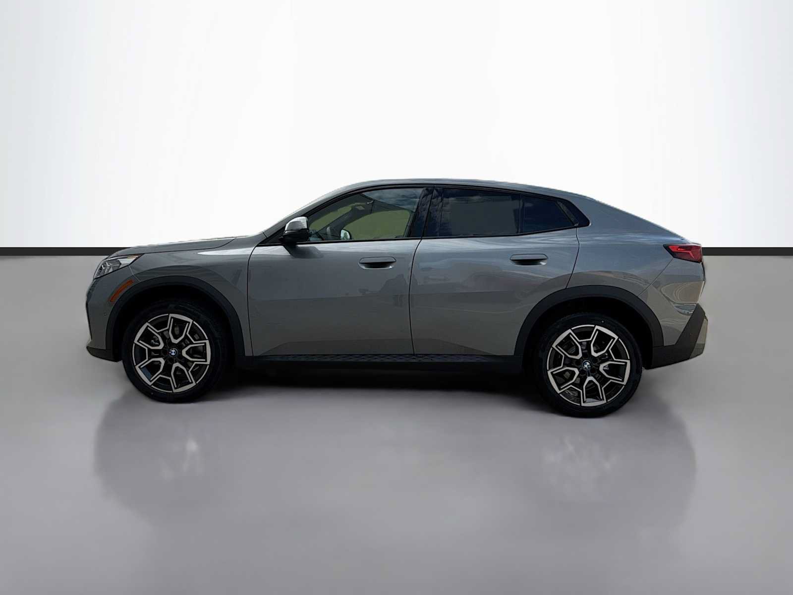 Used 2026 BMW X2 xDrive28i w/ Convenience Package AWD/4WD image 5