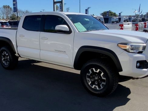 Used 2017 Toyota Tacoma TRD Sport image 4