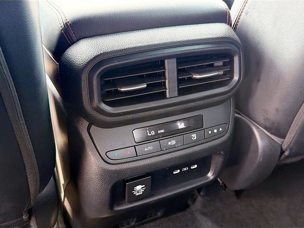 Used 2025 Honda Pilot TrailSport image 32