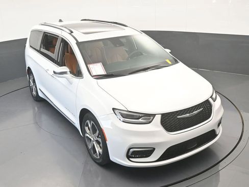 Used 2024 Chrysler Pacifica Pinnacle image 69