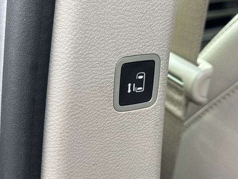 Used 2017 Chrysler Pacifica Touring-L w/ Tire & Wheel Group image 13