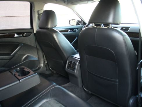 Used 2014 Volkswagen Passat 1.8T SEL Premium image 11