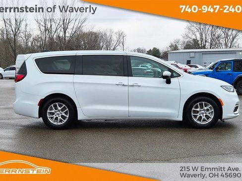 Used 2023 Chrysler Pacifica Touring-L image 32