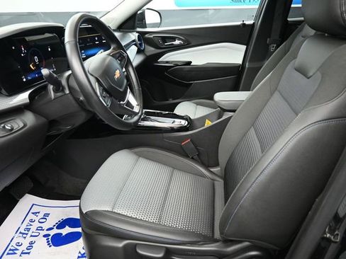 Used 2025 Chevrolet Trax LT w/ LT Convenience Package image 12