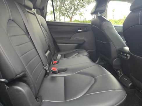Certified 2024 Toyota Highlander XLE image 12