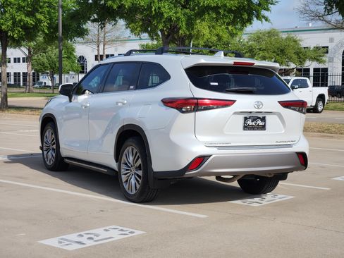 Used 2022 Toyota Highlander Platinum image 4