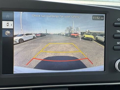 Used 2025 Hyundai Elantra Blue FWD image 12