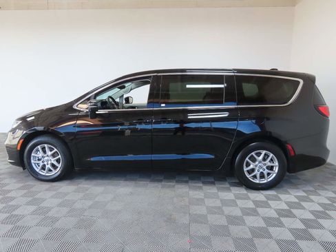 Used 2024 Chrysler Pacifica Touring-L image 5