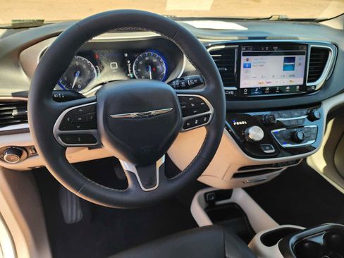 Used 2024 Chrysler Pacifica Touring-L FWD image 2