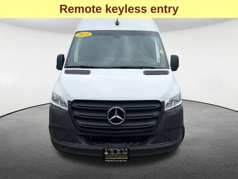 Used 2024 Mercedes-Benz Sprinter 2500 image 4