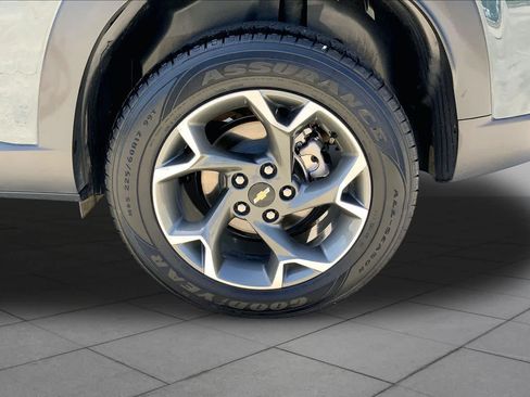 Used 2025 Chevrolet Trax LT FWD image 11