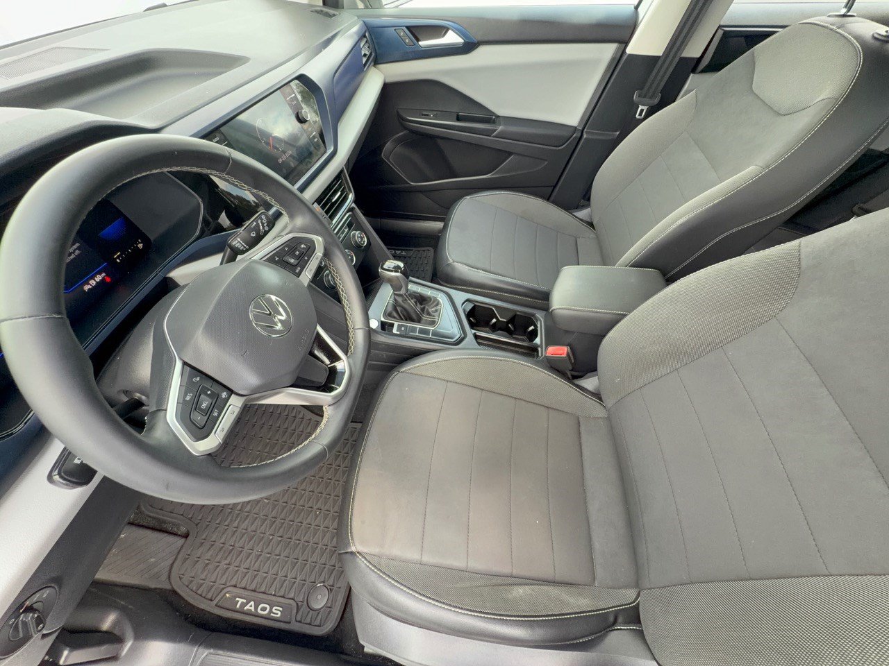 Used 2022 Volkswagen Taos SE w/ Panoramic Sunroof Package FWD image 5