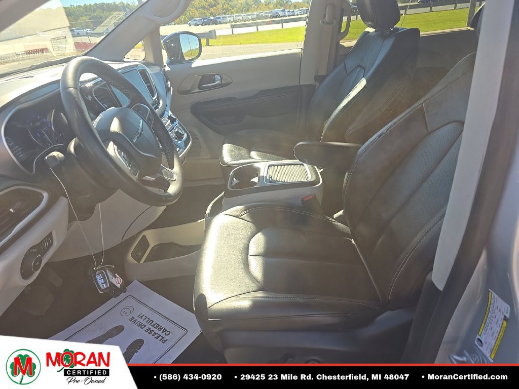 Used 2024 Chrysler Pacifica Touring-L FWD image 9