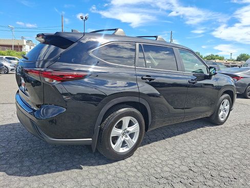 Used 2024 Toyota Highlander LE AWD/4WD image 6