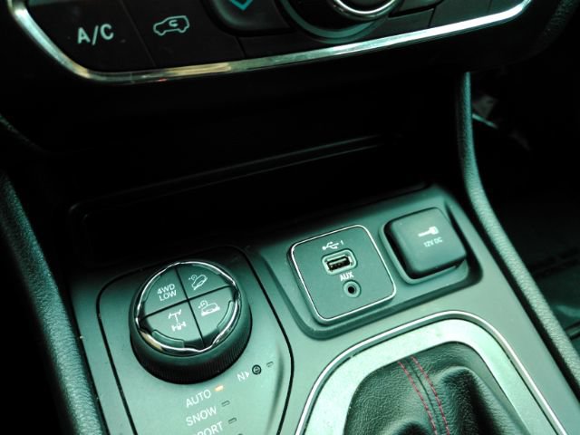 Used 2020 Jeep Cherokee Trailhawk AWD/4WD image 43