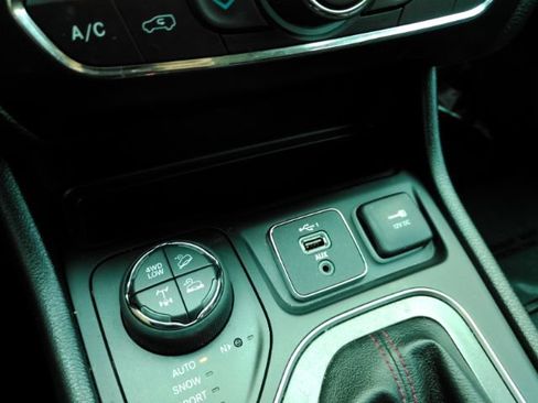 Used 2020 Jeep Cherokee Trailhawk AWD/4WD image 43
