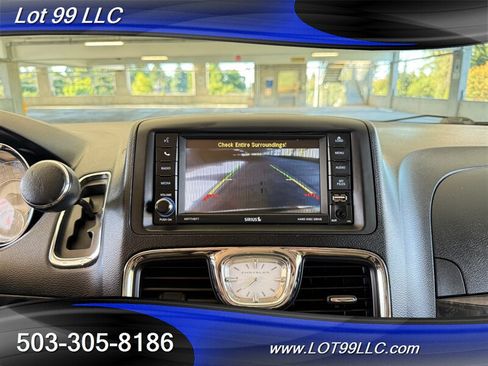 Used 2013 Chrysler Town & Country Touring FWD image 20