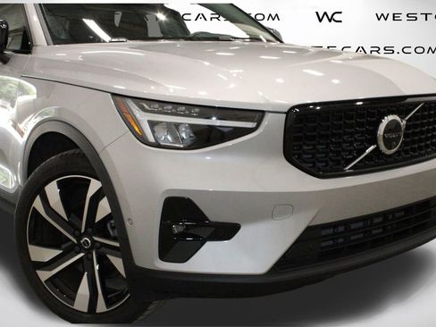 Used 2025 Volvo XC40 B5 Plus image 50