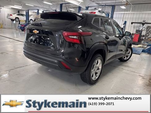 Used 2024 Chevrolet Trax LS w/ LS Convenience Package image 12