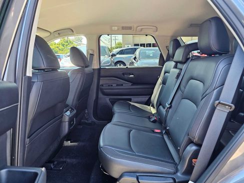 Used 2025 Nissan Pathfinder SL AWD/4WD image 18