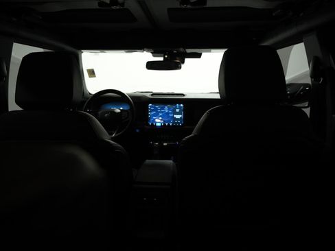 Used 2025 Ford Bronco Badlands image 13