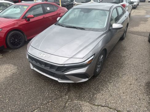 Used 2024 Hyundai Elantra SEL FWD image 1