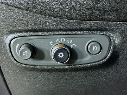 Used 2018 Chevrolet Equinox Premier image 9