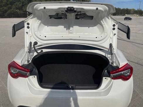 Used 2018 Toyota 86 RWD image 16