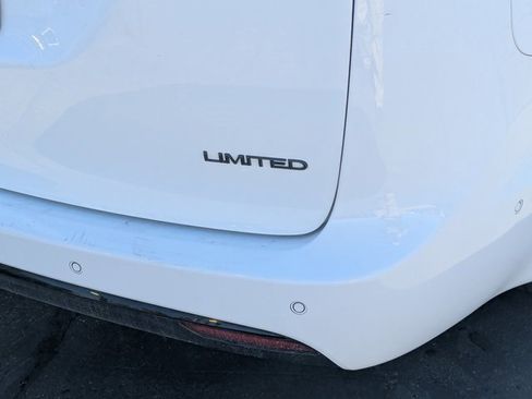 Used 2018 Chrysler Pacifica Limited w/ Advanced Safetytec Group image 4