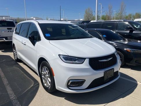 Used 2025 Chrysler Pacifica Select FWD image 1