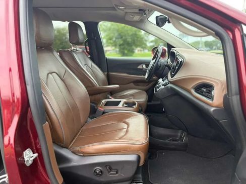 Used 2017 Chrysler Pacifica Limited w/ UConnect Theater Package FWD image 18