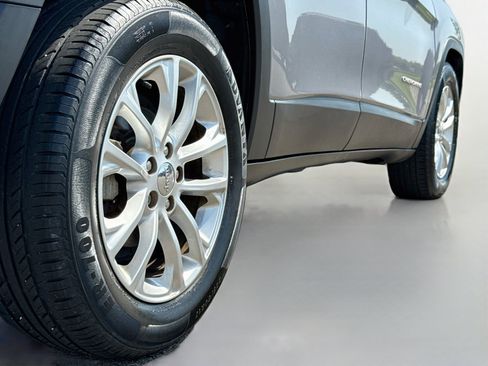 Used 2019 Jeep Cherokee Latitude w/ Popular Appearance Group FWD image 9