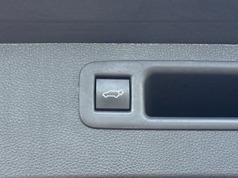 Used 2022 Toyota Highlander XSE FWD image 12