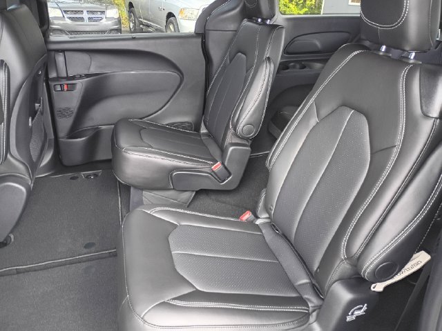 New 2027 Chrysler Pacifica Select FWD image 19