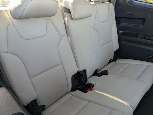 Used 2024 Kia Telluride EX w/ EX Captain's Chair Package image 15