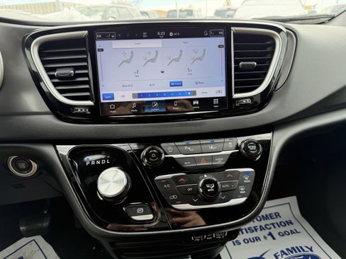 Used 2025 Chrysler Pacifica Select image 16