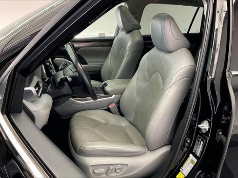 Used 2021 Toyota Highlander Platinum image 18