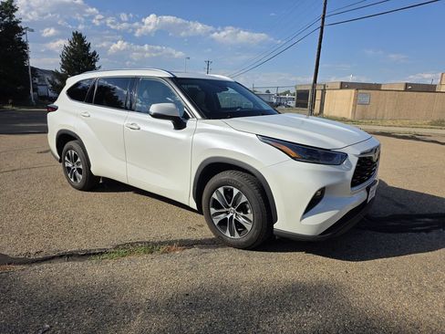 Used 2021 Toyota Highlander XLE AWD/4WD image 10