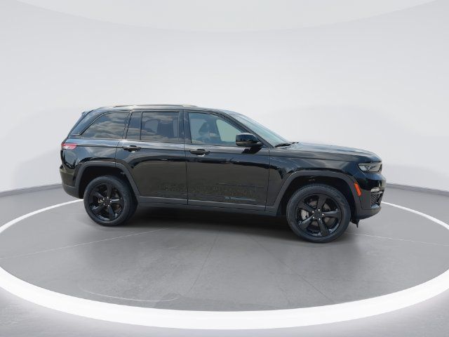 Used 2023 Jeep Grand Cherokee Limited w/ Black Appearance Package AWD/4WD image 9