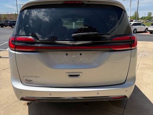 Used 2024 Chrysler Pacifica Touring-L FWD image 4