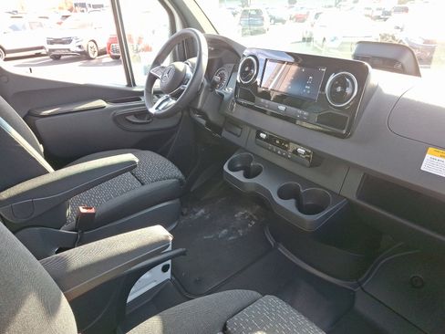 Used 2025 Mercedes-Benz Sprinter 2500 image 10