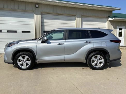 Used 2024 Toyota Highlander LE image 4