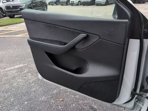 Used 2022 Tesla Model Y Long Range AWD/4WD image 19