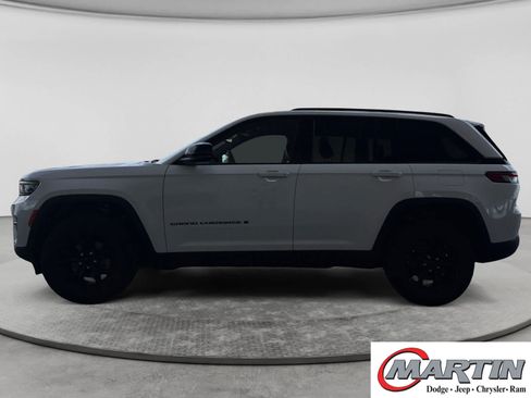 Used 2024 Jeep Grand Cherokee Altitude AWD/4WD image 8