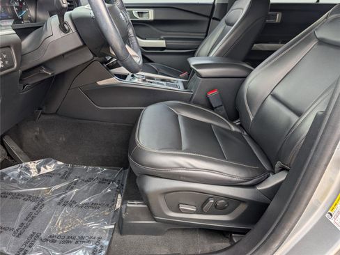 Used 2022 Ford Explorer XLT w/ Equipment Group 202A image 12