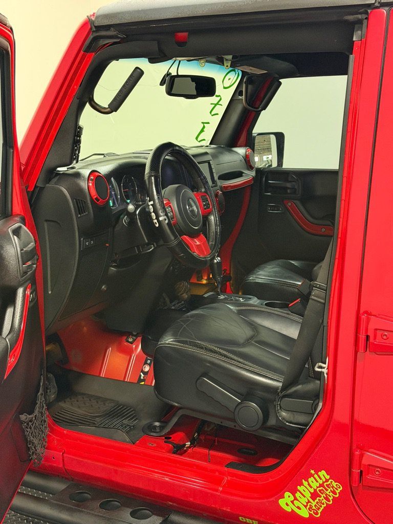 Used 2015 Jeep Wrangler Unlimited Rubicon w/ Connectivity Group AWD/4WD image 8