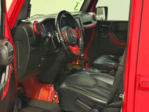Used 2015 Jeep Wrangler Unlimited Rubicon w/ Connectivity Group AWD/4WD image 8