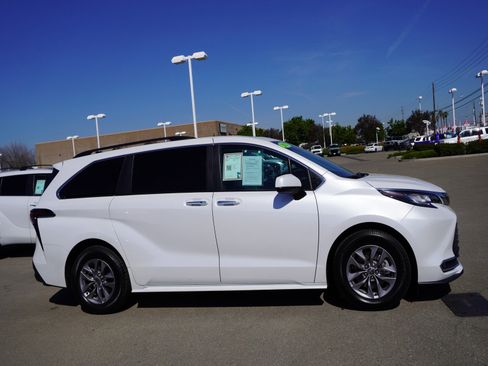 Used 2023 Toyota Sienna XLE image 4