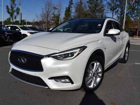 Used 2017 INFINITI QX30 Premium w/ Navigation Package image 5