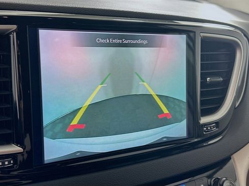 Used 2024 Chrysler Pacifica Touring-L image 21